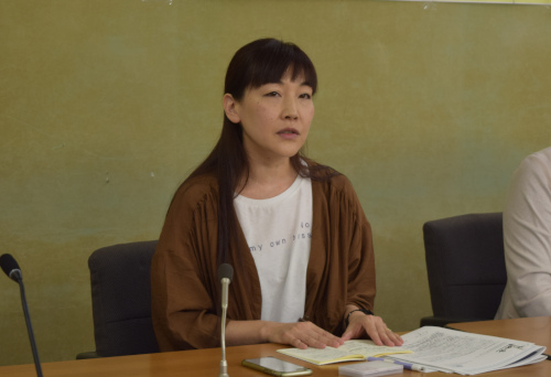 被害体験を語った元インターネット映像製作者の八幡真弓さん