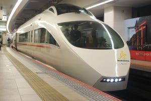 小田急電鉄「ワラビーズ号」運行開始、特急ロマンスカーVSEに装飾