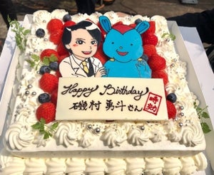 磯村勇斗、『時効警察』撮影現場で誕生日を祝福される