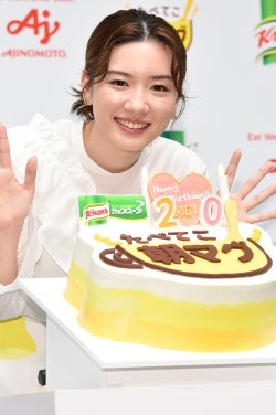 永野芽郁 巨大ケーキで誕生日をサプライズ祝福され感激 すごーいすごいよ マイナビニュース