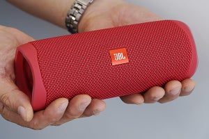 JBL、ボトルサイズで12時間聴ける防水Bluetoothスピーカー「FLIP5」