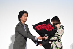伊藤健太郎、玉城ティナにサプライズで「プロポーズみたい」神対応発揮