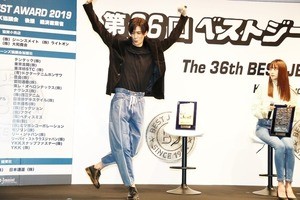 中島裕翔 出川哲朗 モデルポーズ競演 報道陣のリクエストに爆笑対応 マイナビニュース