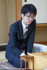 竜王VS名人の番勝負　豊島名人が初戦を制す