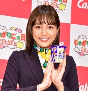 川口春奈、受付嬢の制服姿にノリノリ「スカーフを巻いちゃったりして」