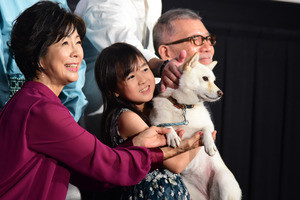 新津ちせ、映画主演で大人顔負け挨拶! 柴犬登場で笑顔弾ける