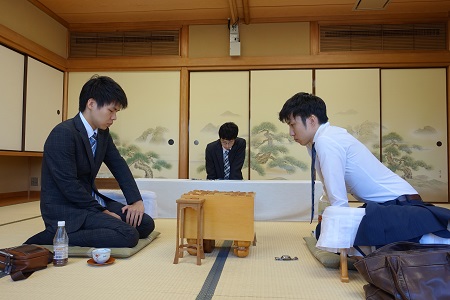 増田康宏六段（左）と高野智史四段