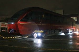 近鉄80000系「ひのとり」名阪特急の新型車両が登場、雨の夜間搬送
