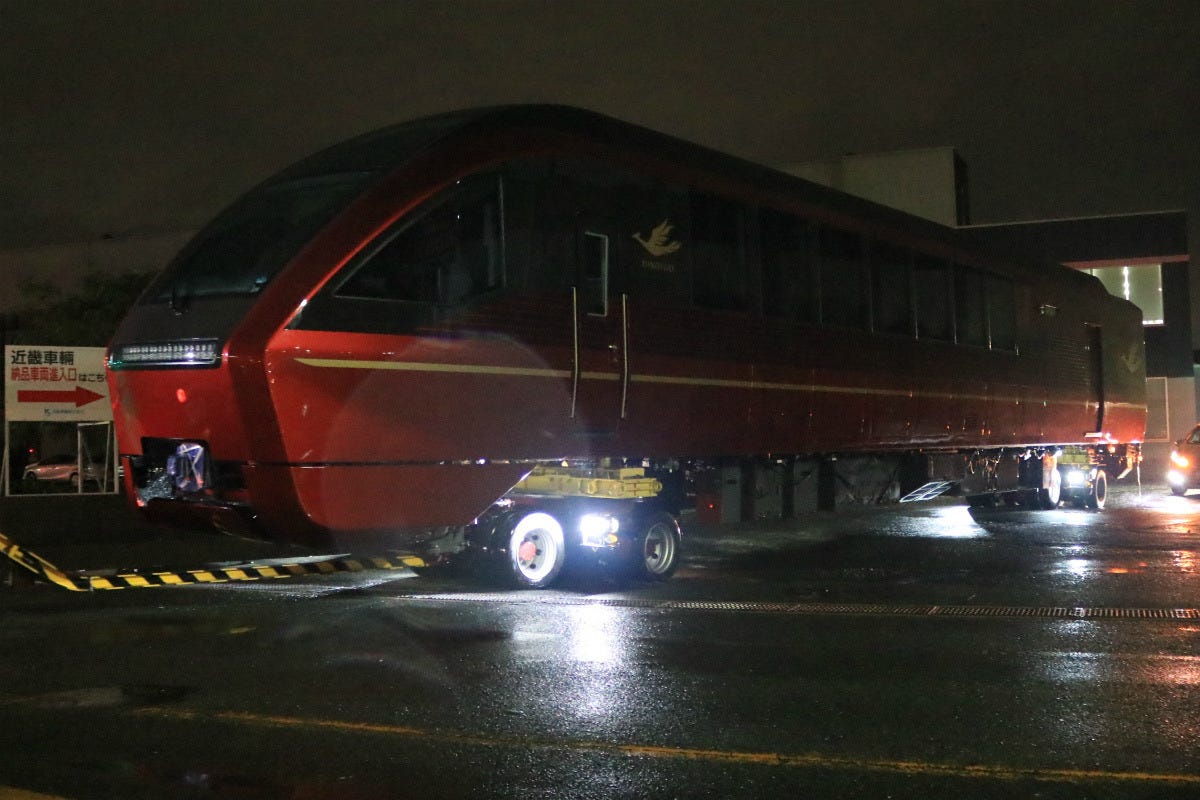 近鉄系 ひのとり 名阪特急の新型車両が登場 雨の夜間搬送 マイナビニュース