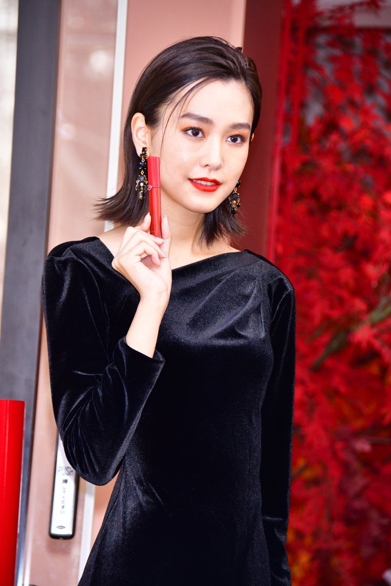 桐谷美玲 背中全開のセクシーなドレス姿で登場 マイナビニュース