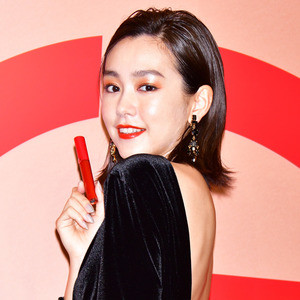 桐谷美玲、背中全開のセクシーなドレス姿で登場