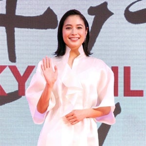 広瀬アリス、純白ドレスで魅了!「東京国際映画祭」華やかに開幕