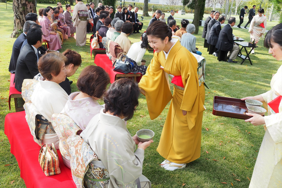 参加者に茶が振舞われた