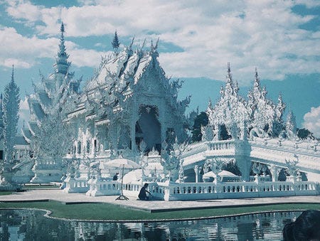 あまりに純白すぎる タイの寺院 ワットロンクン の写真にツイッターで驚きの声 マイナビニュース