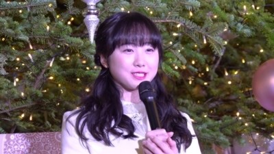 クリスマスツリー点灯式に出席した本田望結