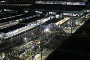 「JR東日本発足後初」山手線の運休伴う工事、夜の品川駅で報道公開