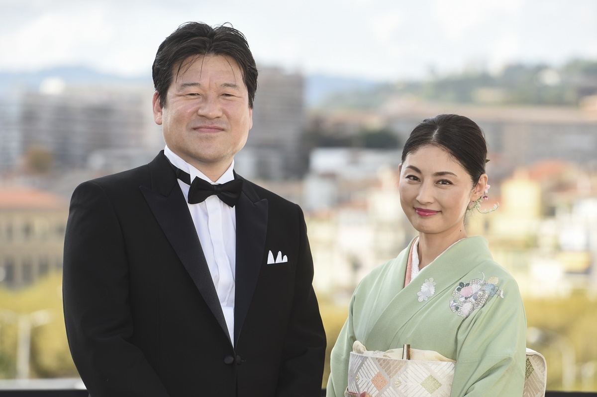佐藤二朗(左)と常盤貴子