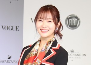 指原莉乃、ミニスカで美脚披露! 秋元康氏に「寿司をおごる」と宣言