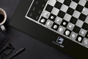 駒が自動で動くスマートチェス盤、+Styleが発売 - AIやネット対局で遊べる