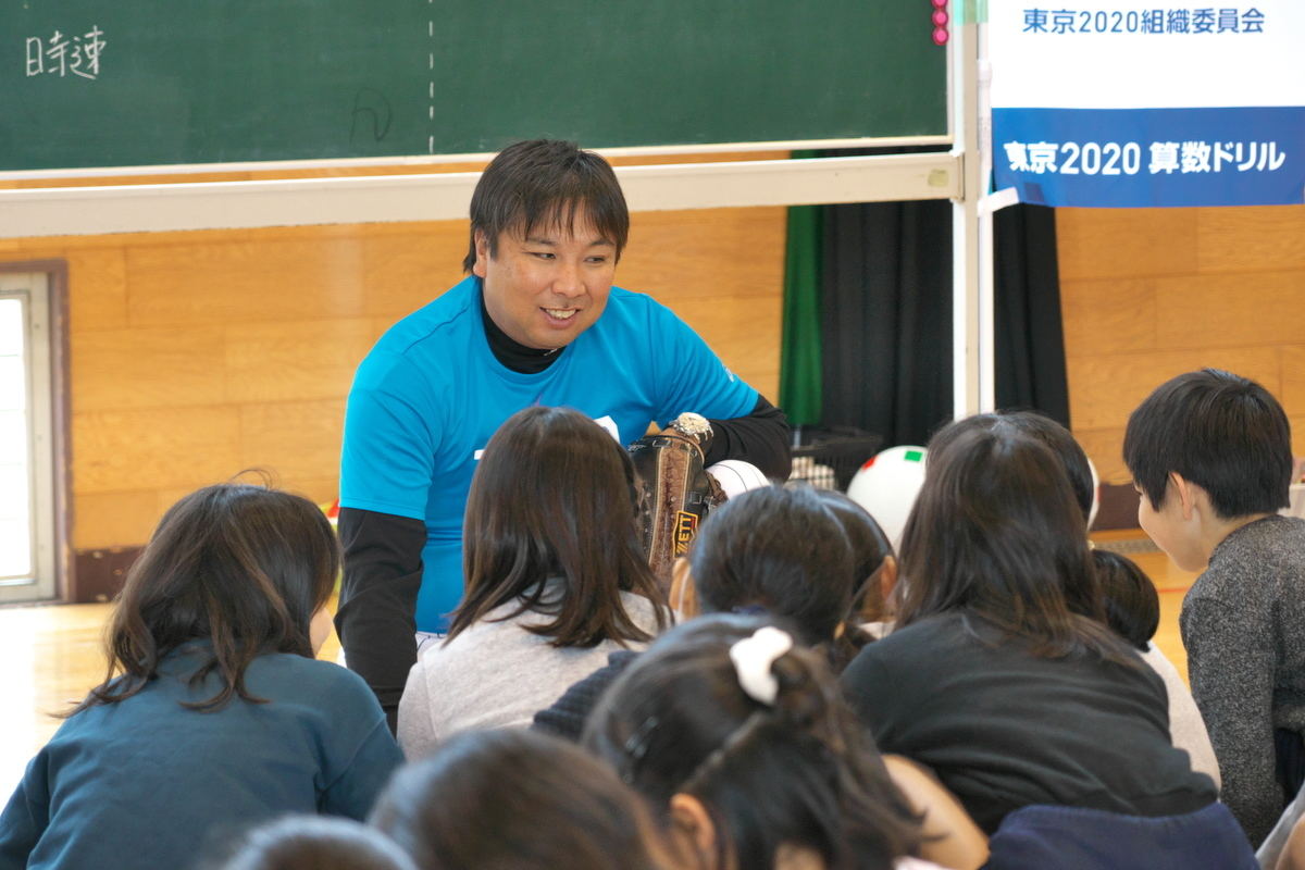 野球選手に興味津々な子どもたちと談笑する里崎さん