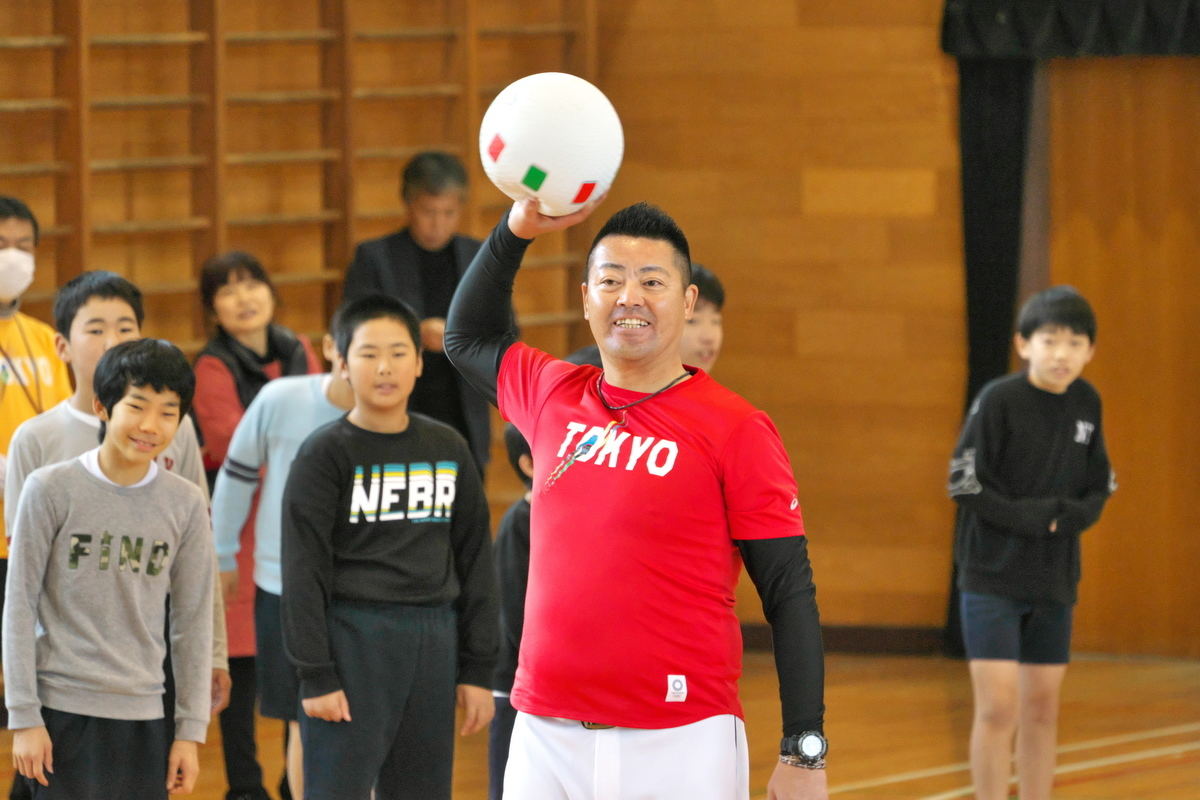 ドッヂボールに参加する小林さん