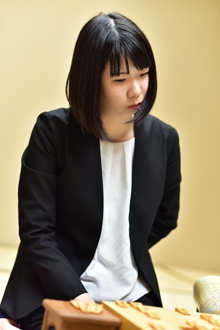西山朋佳女流三冠