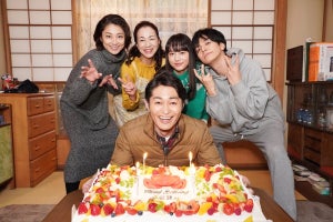 安田顕『俺の話は長い』撮影現場で誕生日祝い　カニケーキに感動