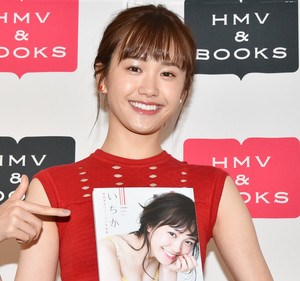 尾碕真花、水着＆ランジェリー姿に初挑戦した写真集「夢が叶ってうれしい」