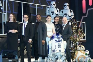 『スター･ウォーズ』一行が来日! デイジー･リドリーの名ゼリフ披露にファン熱狂