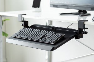 サンワ、机の天板下にキーボードを配置できる「キーボードスライダー」