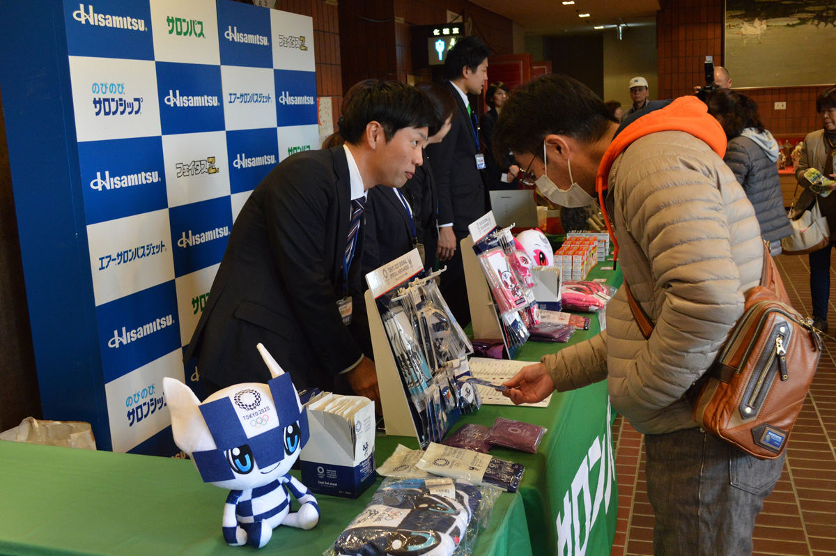 東京2020公式グッズに来場者は興味津々