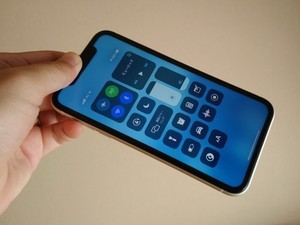 iPhoneの画面を人に見せるとき、勝手に明るさが変化して困ります!? - いまさら聞けないiPhoneのなぜ