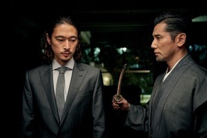 本木雅弘、強面ヤクザ役で新境地! 刀を手に窪塚洋介に…