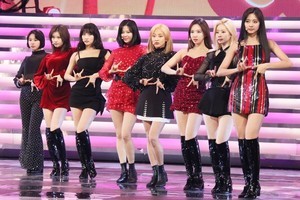 TWICE、美脚際立つ赤×黒衣装でダンス - 紅白リハ