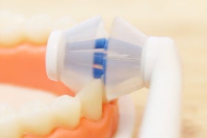 時短にも？ 歯の表と裏側を同時に磨ける電動歯ブラシ - サンコー