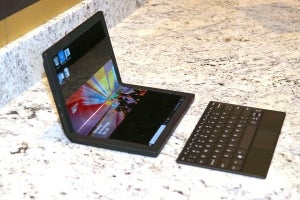 レノボの折りたたみPC「ThinkPad X1 Fold」をタッチ＆トライ - CES 2020