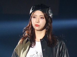 欅坂46小林由依、ショーパン×黒タイツでSEXYに! 峰不二子コーデで悩殺