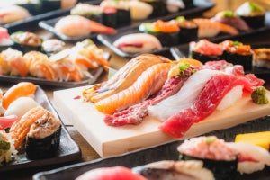 中トロやウニも! 秋葉原の寿司居酒屋が寿司50種類食べ放題プランを開始