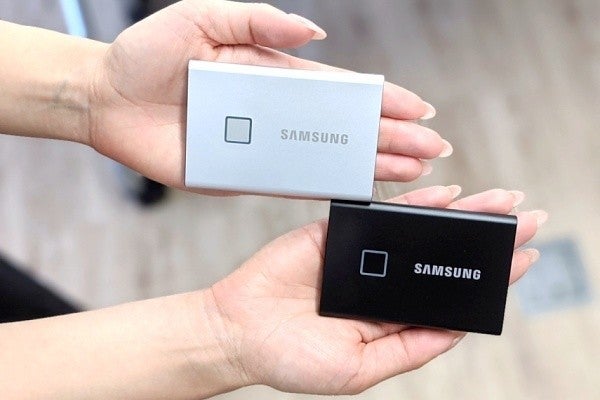 指紋認証が使えるポータブルSSD「Samsung Portable SSD T7