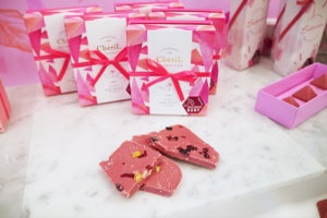 ピンク一色でかわいすぎる! ファミマのバレンタインはルビーチョコに注目 