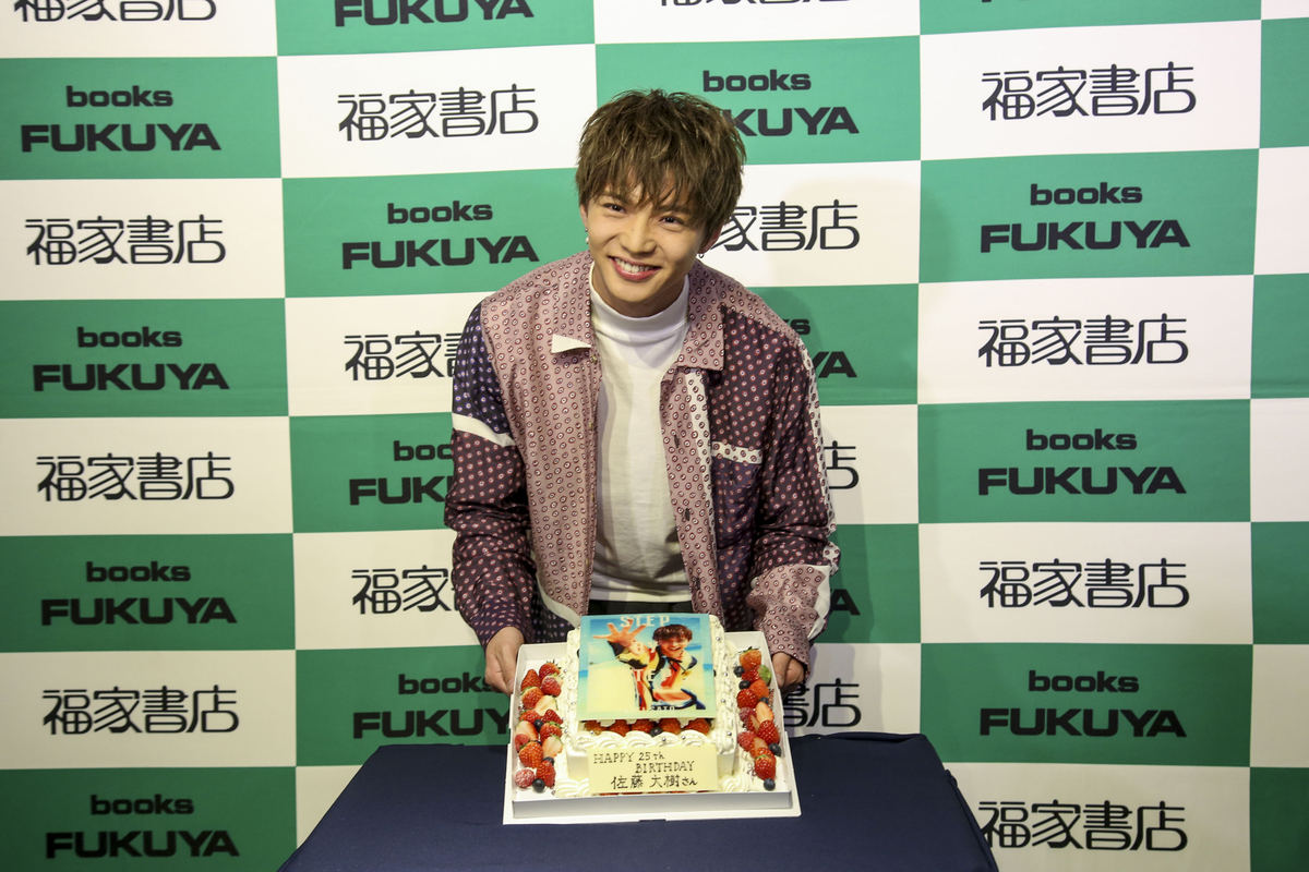 佐藤大樹、25歳誕生日に初写真集! お気に入りカットは「見えそう 佐藤大樹、25歳誕生日に初写真集! お気に入りカットは「見えそう