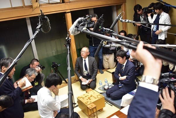 藤井聡太七段との直接対決を制して番勝負の舞台に登場した広瀬八段。簡単には負けられない