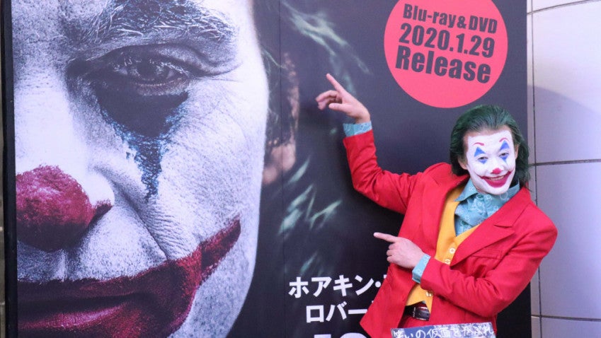 映画 ジョーカー Dvdリリースのprイベントでshibuya Tsutaya店頭にジョーカー現る マイナビニュース