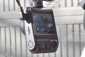 車内を明るく撮影、2カメラのドライブレコーダー　サンコー