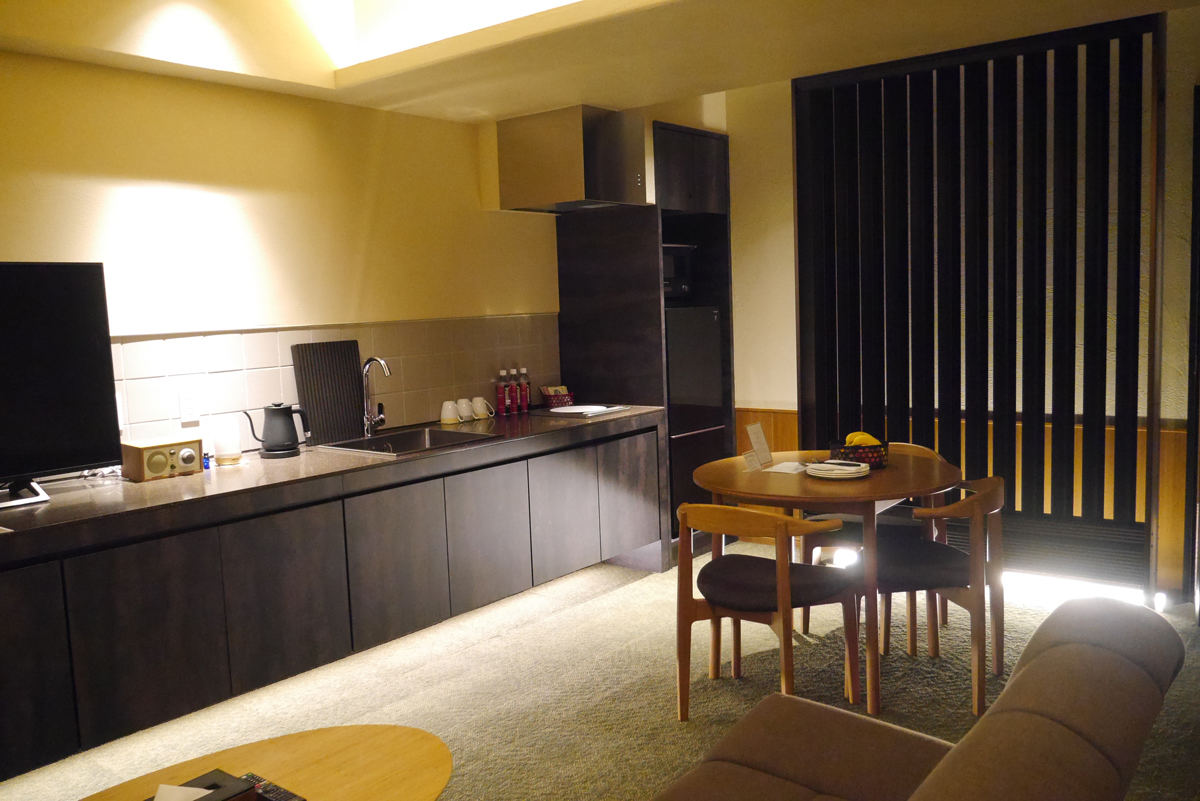 部屋に設置された「光冷暖システム」(右奥)