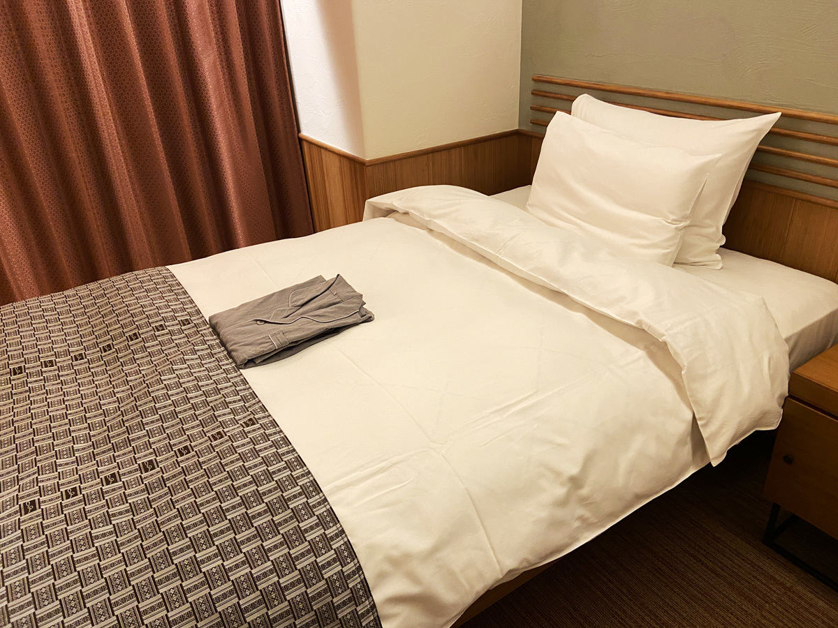 シーツは綿素材。京都の寝具メーカーと開発したマットレスは金属のスプリングを使用していないという