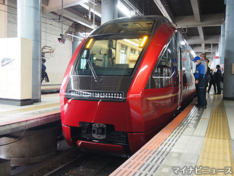 近鉄80000系「ひのとり」。車体のメインカラーに「ひのとりレッド」を採用(写真：マイナビニュース)