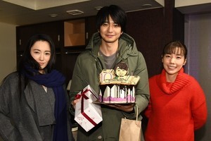 向井理、誕生日の撮影で「バットで殴られたり縄で縛られたり…」