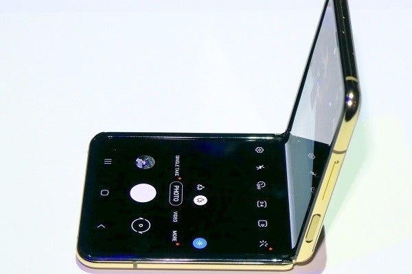 折りたたみスマホ Galaxy Z Flip ガラケーみたいな縦の開け閉め マイナビニュース