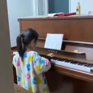 6歳の娘がはじめて挑戦したピアノの即興演奏が、あまりに美しい…… 「才能がヤバい」とツイッターで驚きと称賛広がる - 動画もぜひ